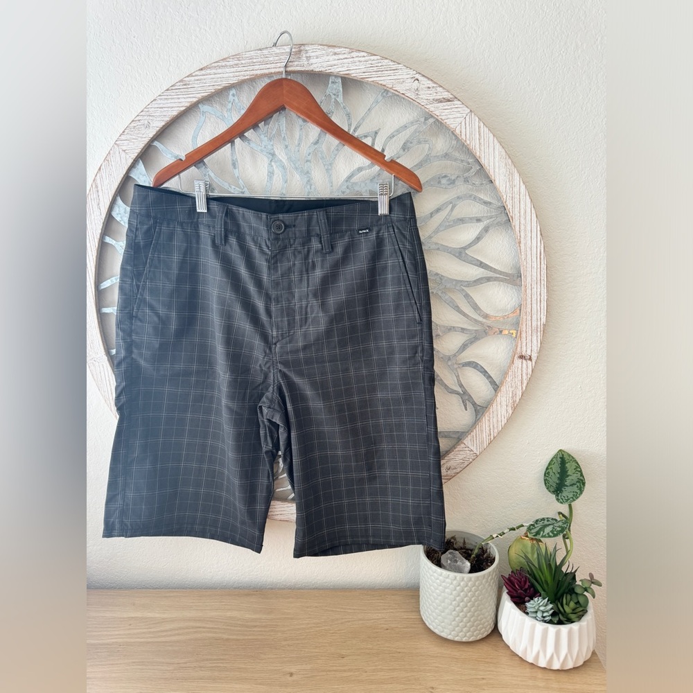 HURLEY Men’s Shorts. Size 33. Black, plaid